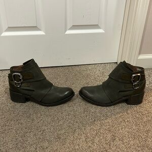 Like New A.S. 98 dark green Loman Drankle double buckle harness bootie boot 40